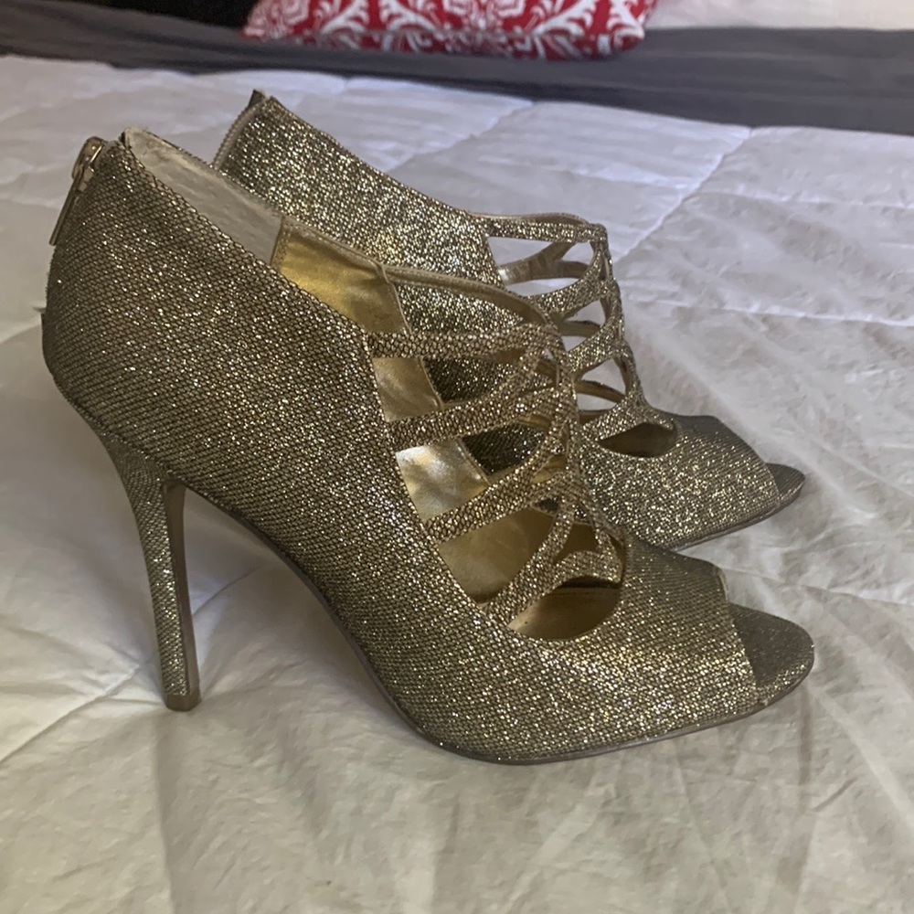 Beautiful gold heels size 7.5